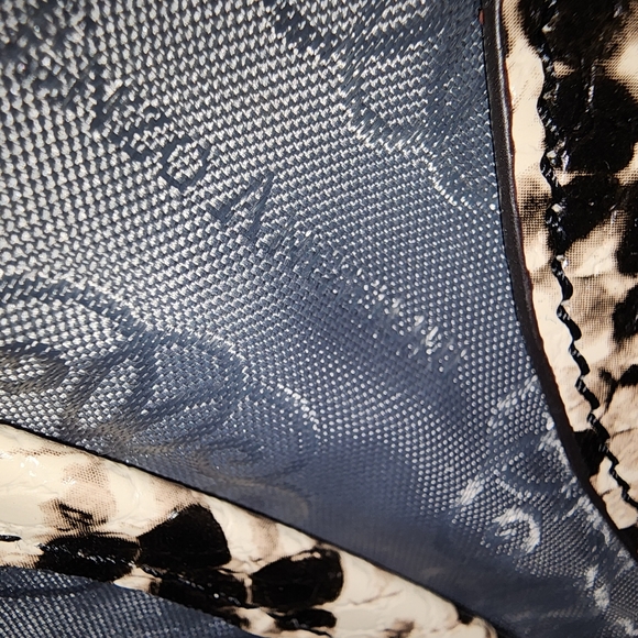 Snake Skin Bucket Purse with shoulder strap - Picture 4 of 4